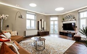 Luxurious Danubeside Apartment For 6